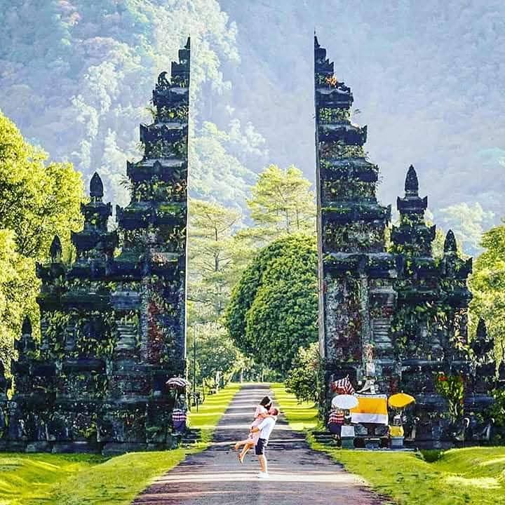 Travellers exploring East Bali with a Kenali Bali driver